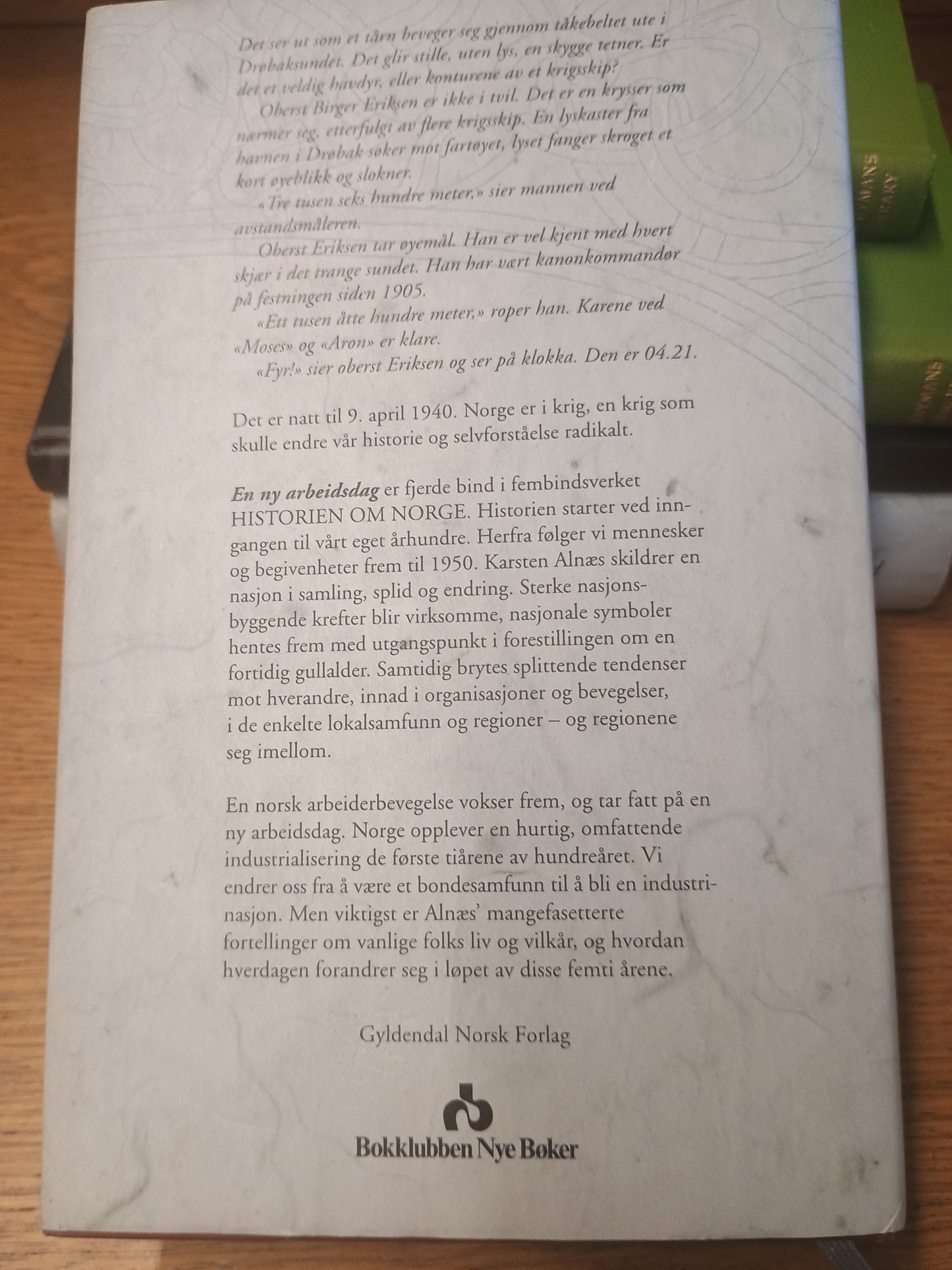 Historien om Norge, bok nr. 4, En ny arbeidsdag, Karsten Alnæs