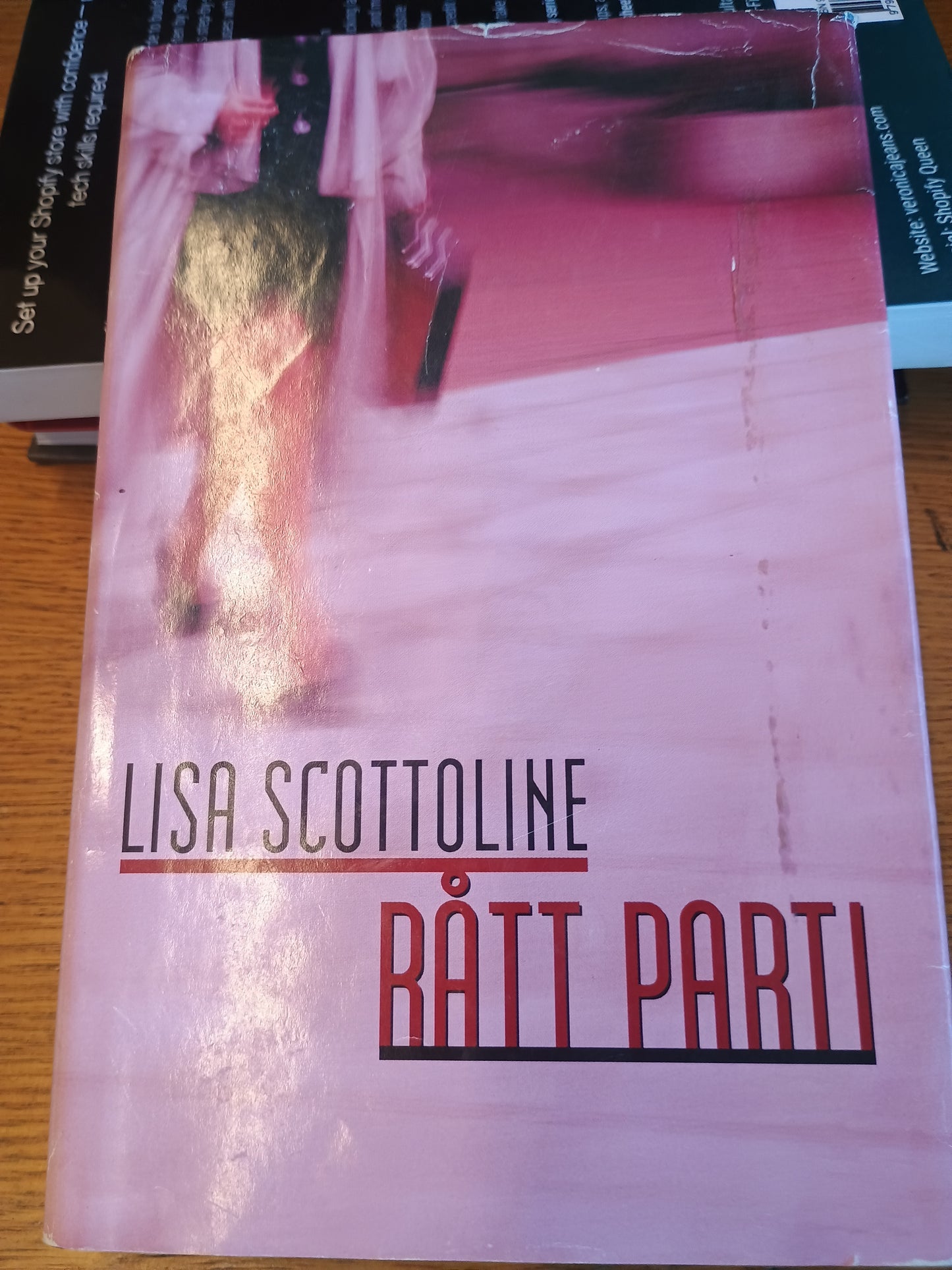 Rått Parti, Lisa Scottoline