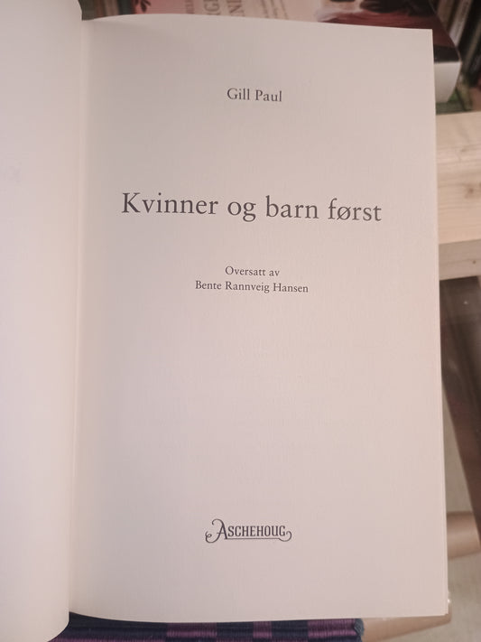 Kvinner og barn først, Gill Paul