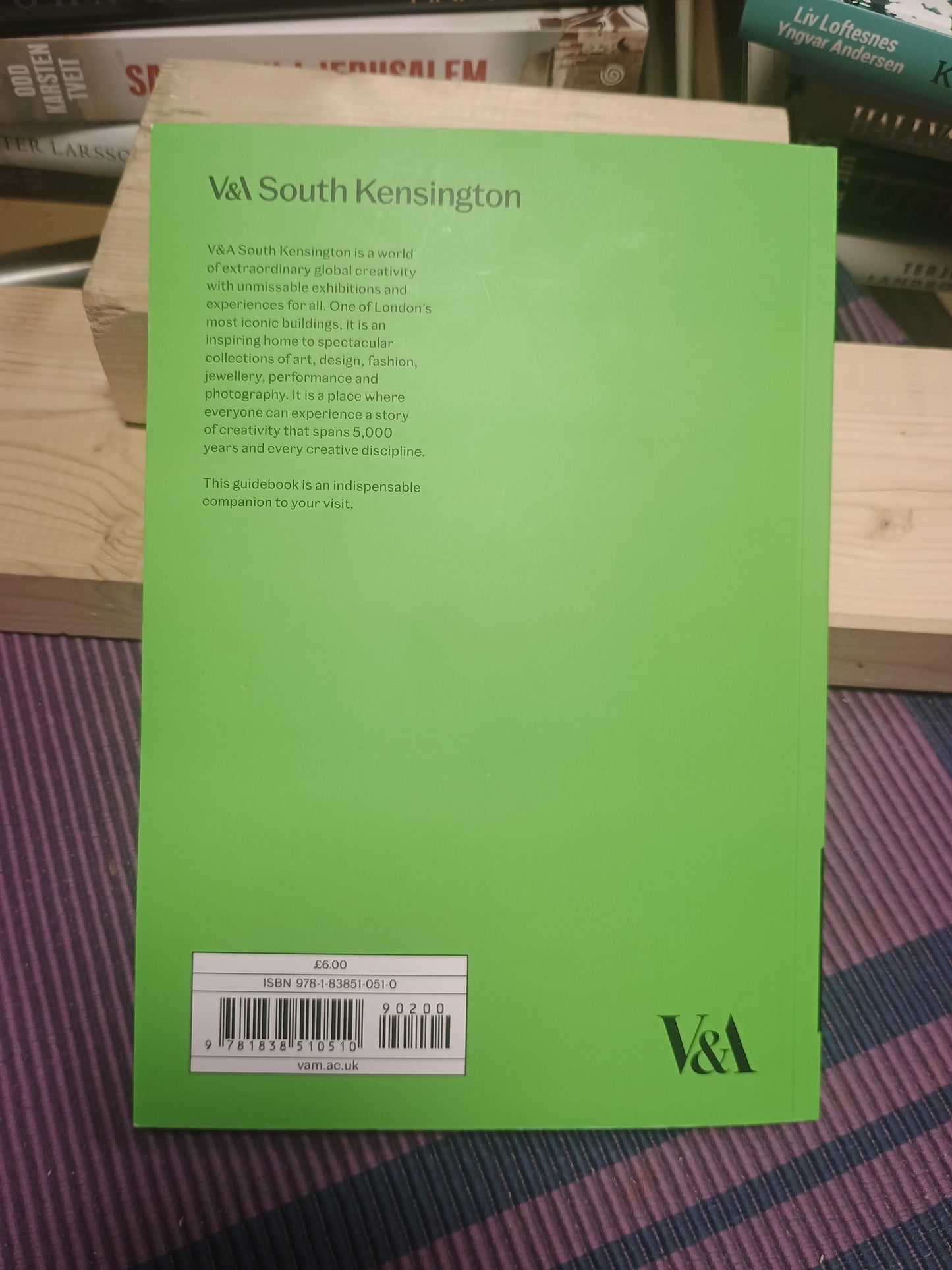 V & A South Kensington: Guidebook