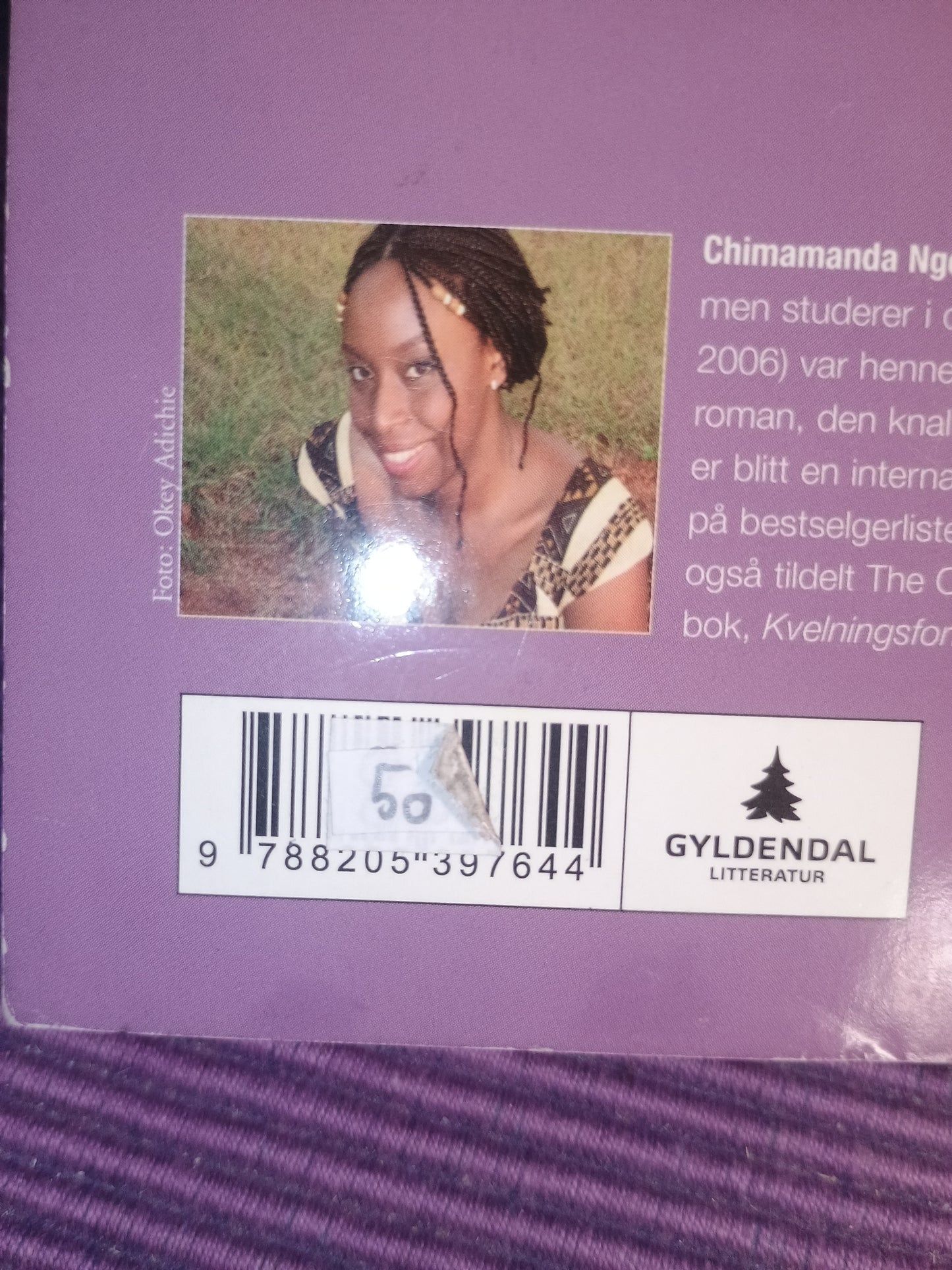 Dyprød hibiskus, Chimamanda Ngozi Adichie