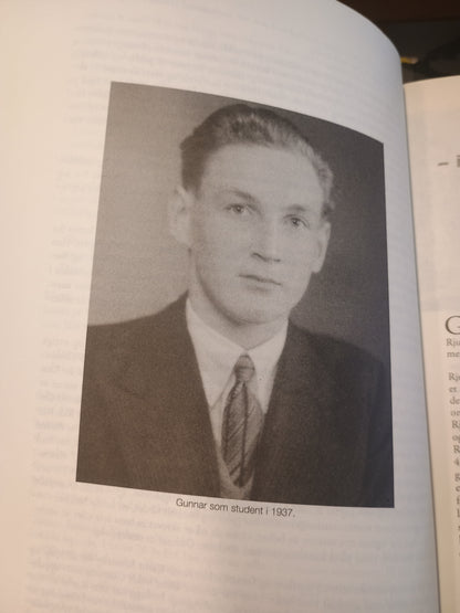 Gunnar Sønsteby, 24 kapitler i Kjakans liv, av Arnfinn Moland
