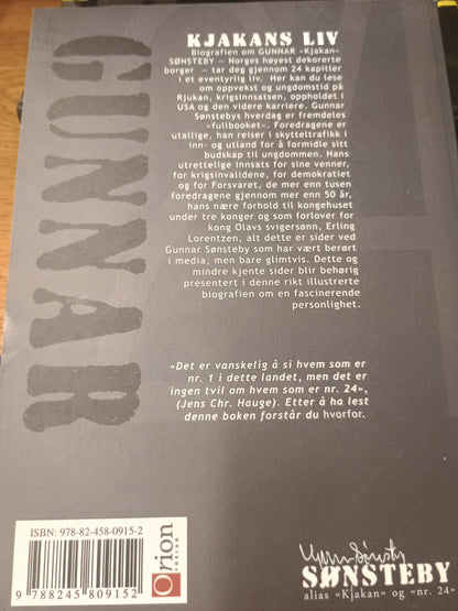 Gunnar Sønsteby, 24 kapitler i Kjakans liv, av Arnfinn Moland