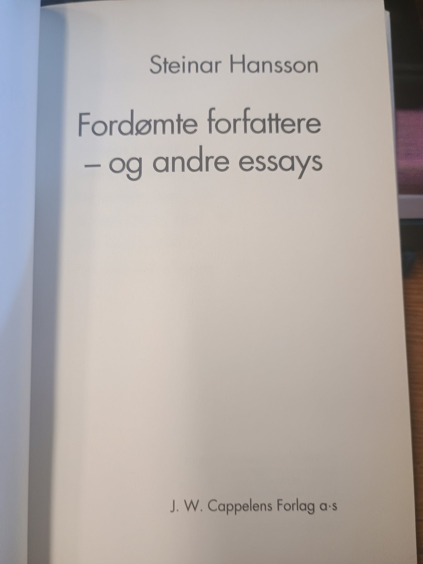 Fordømte forfattere - og andre essays, Steinar Hansson