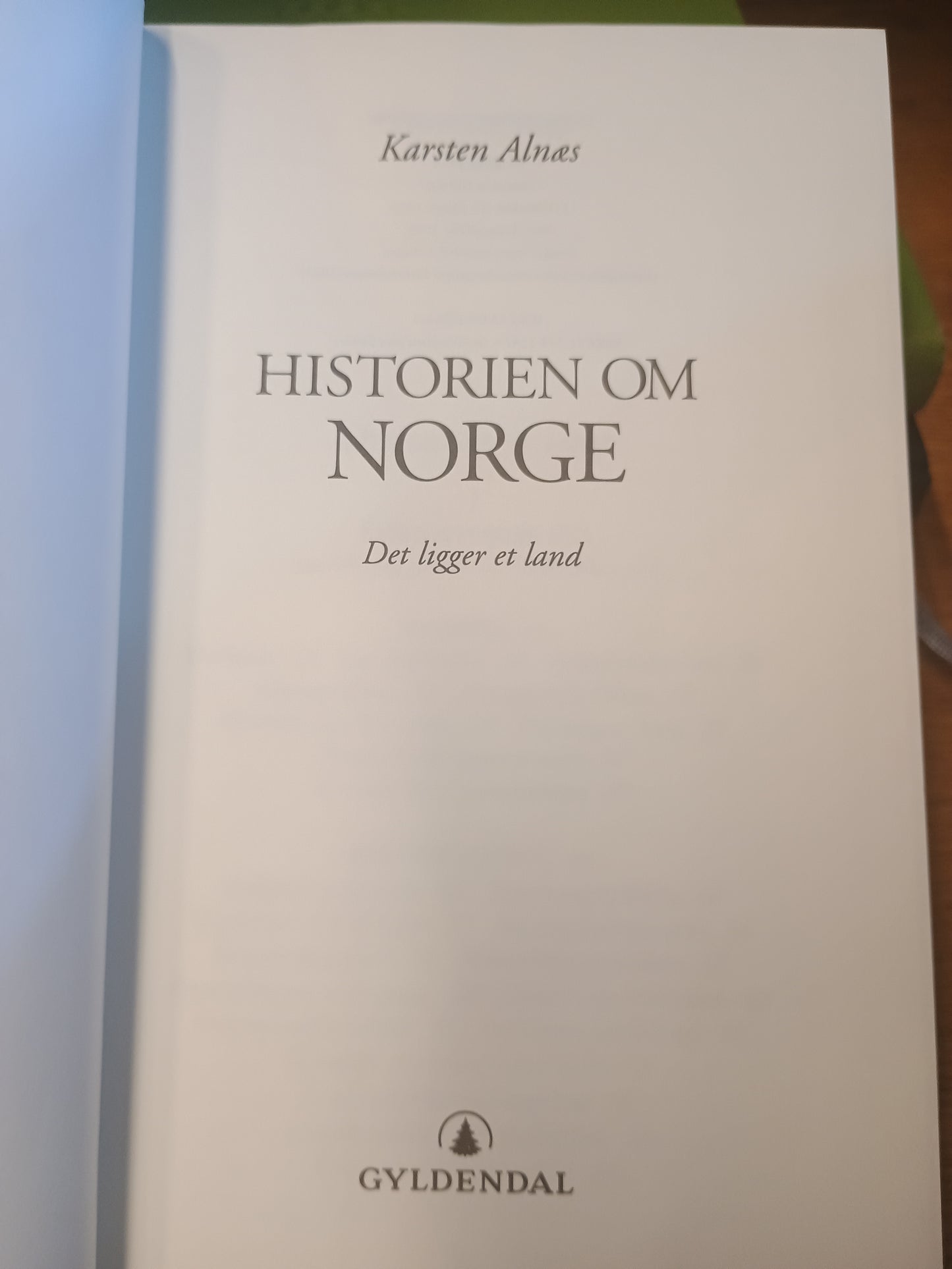 Historien om Norge, bok nr. 1, Det ligger et land, Karsten Alnæs