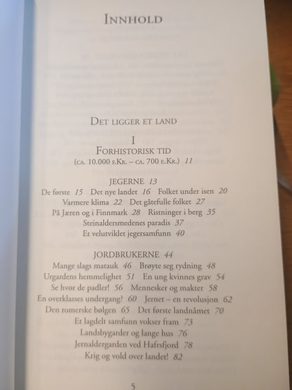 Historien om Norge, bok nr. 1, Det ligger et land, Karsten Alnæs