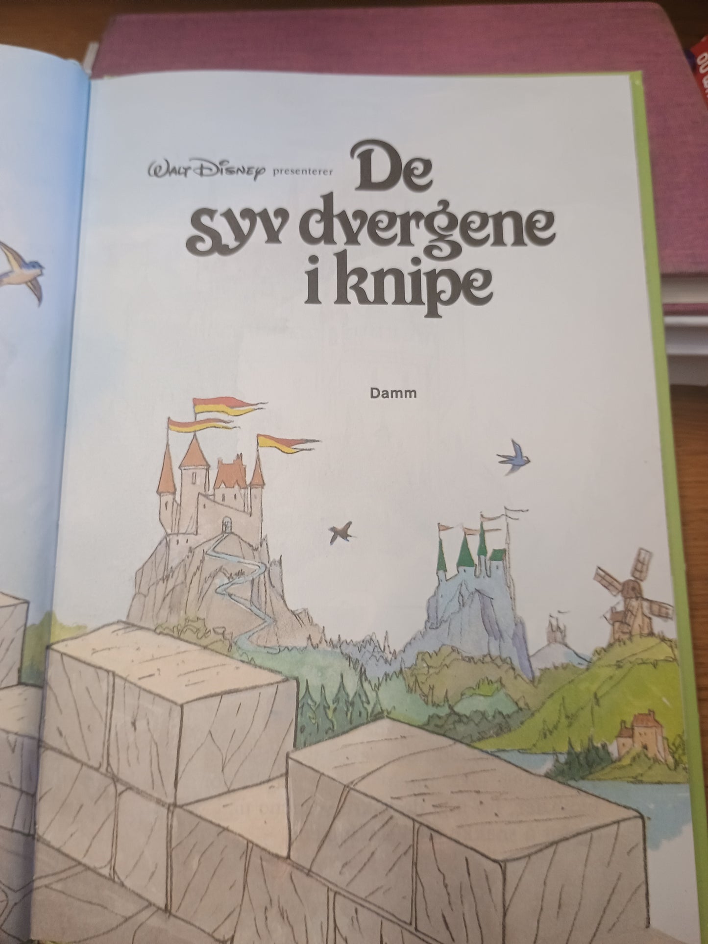 De syv dvergene i knipe, Walt Disney