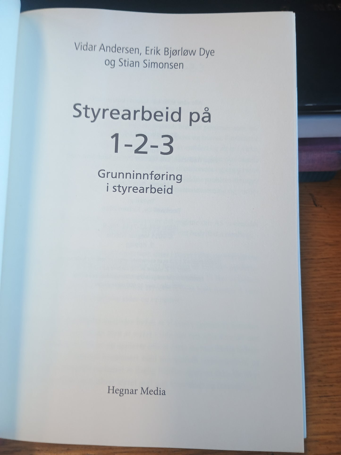 Styrearbeid på 1-2-3, Grunninnføring i styrearbeid, V. Andersen, E. B. Dye og S. Simonsen