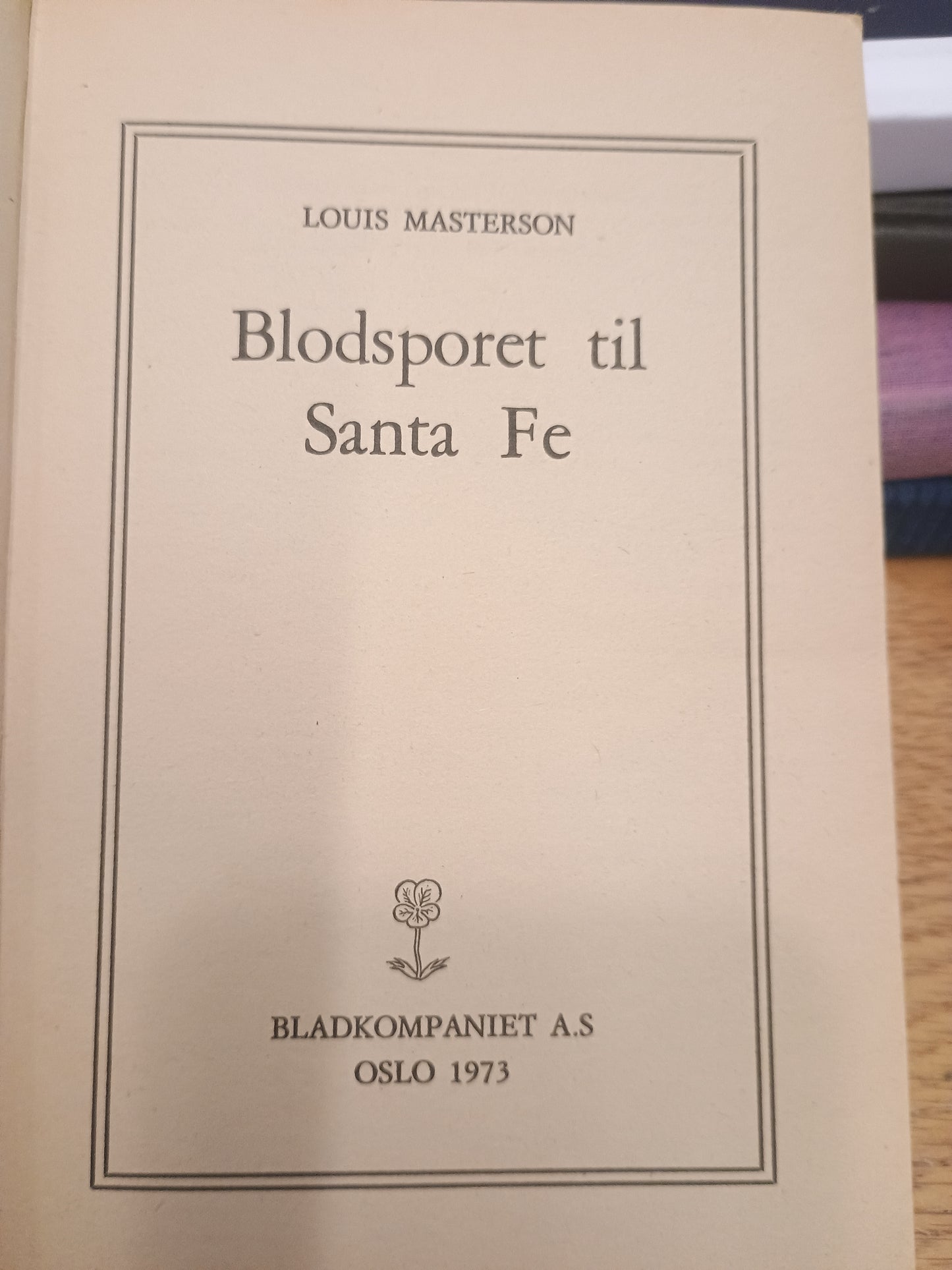 Morgan Kane, Blodsporet til Santa Fe, Louis Masterson
