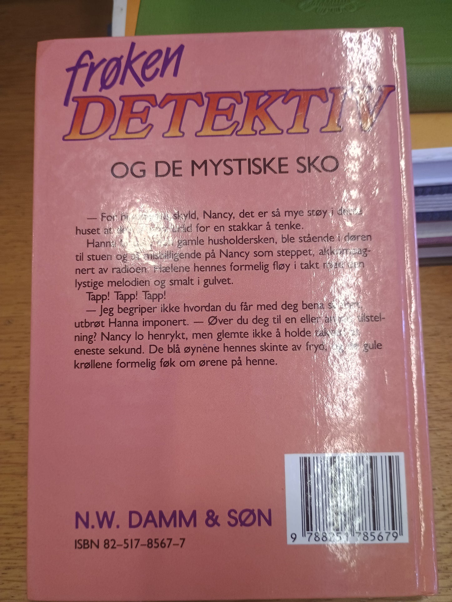 Frøken Detektiv og de mystiske sko, Carolyn Keene