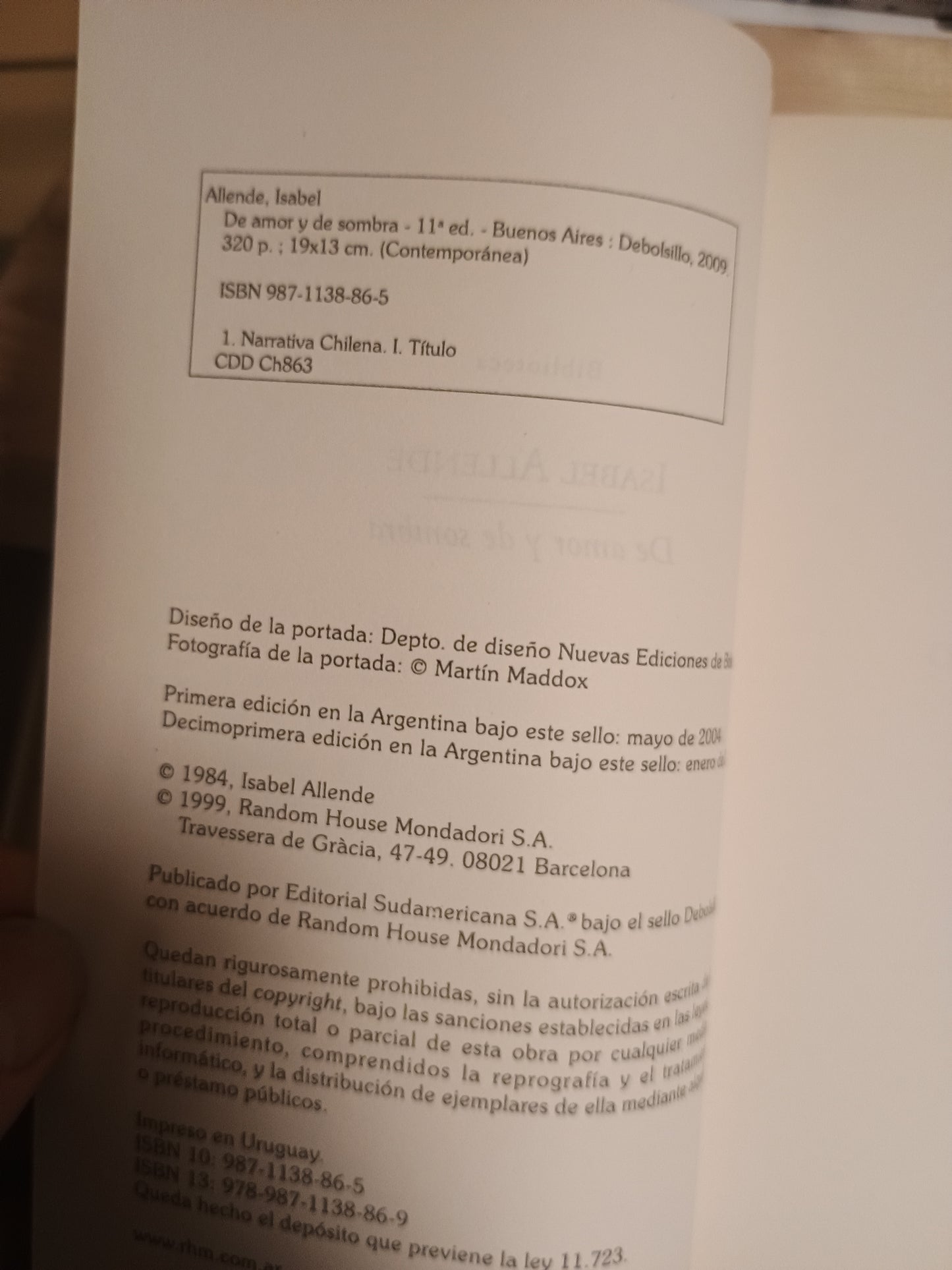 De amor y de sombra, Isabel Allende