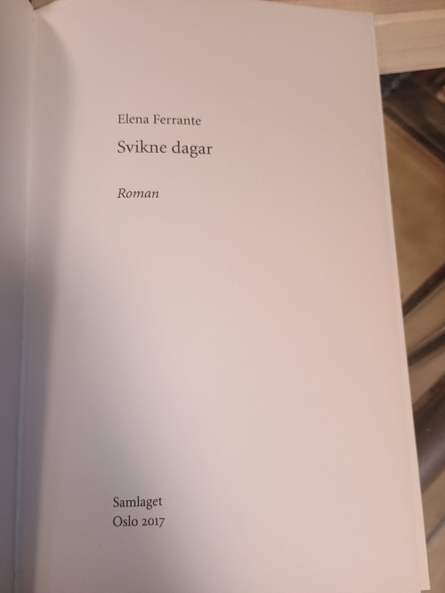 Svikne dagar, Elena Ferrante