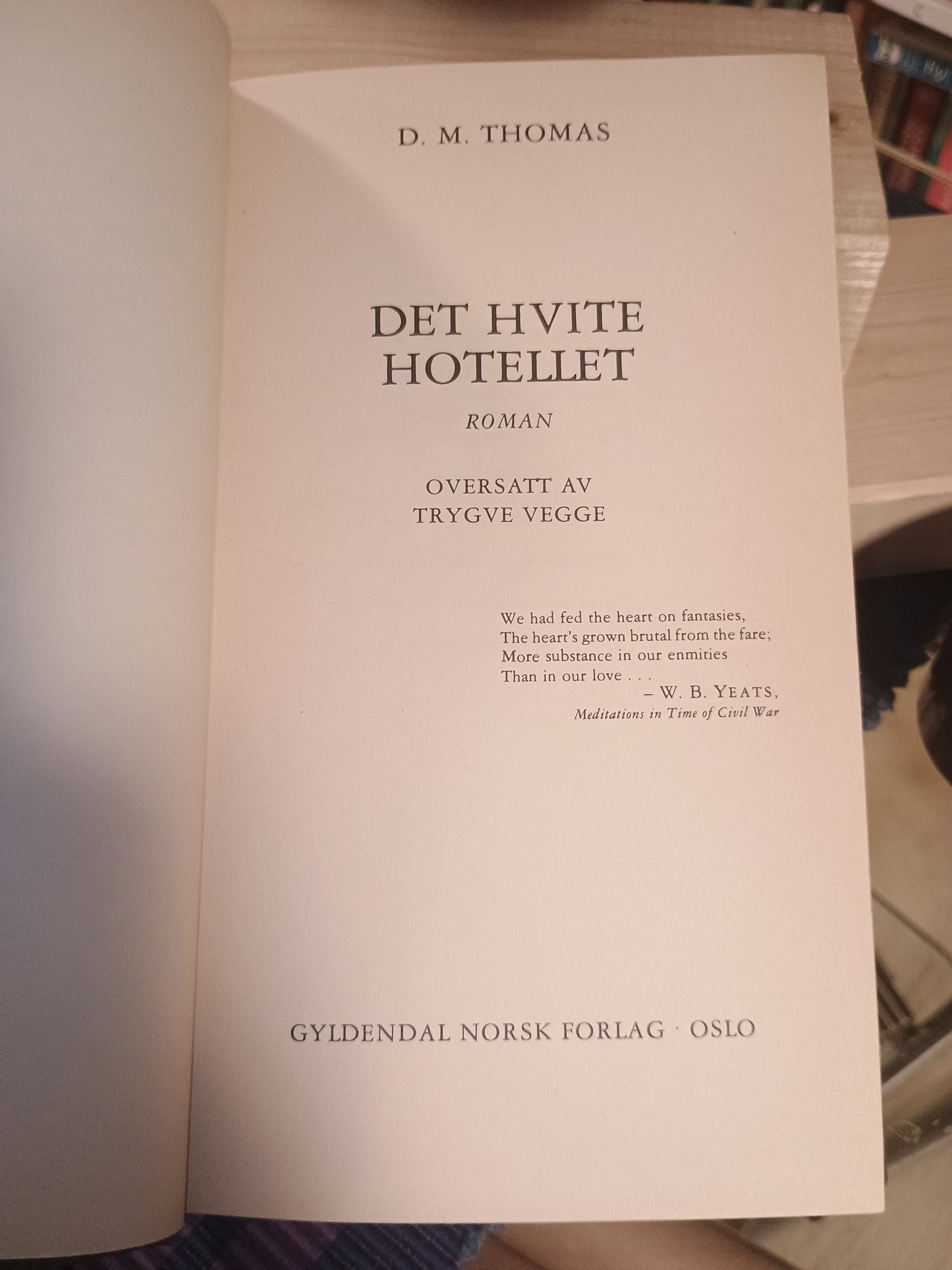 Det hvite hotellet, D. M. Thomas