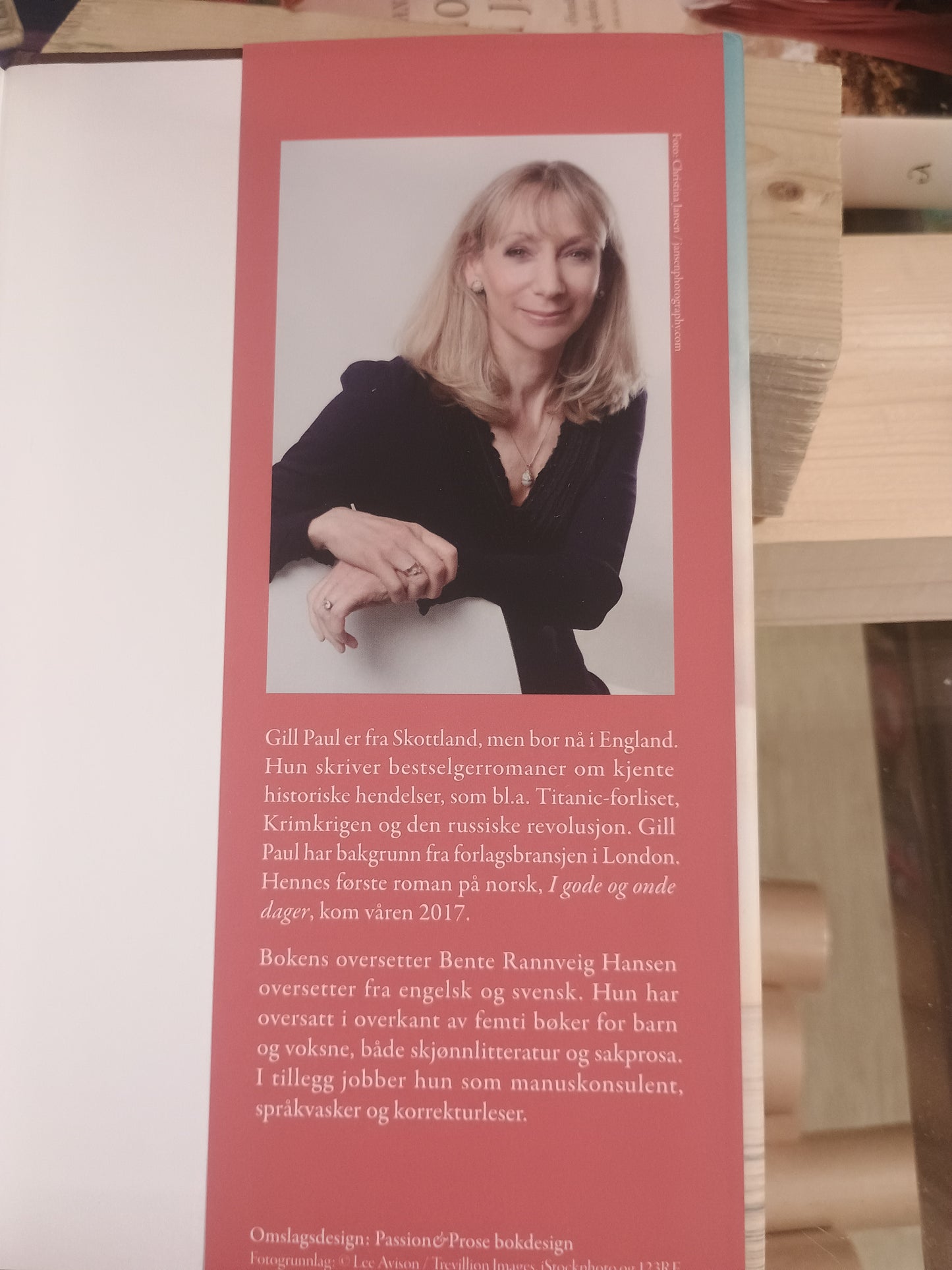 Kvinner og barn først, Gill Paul