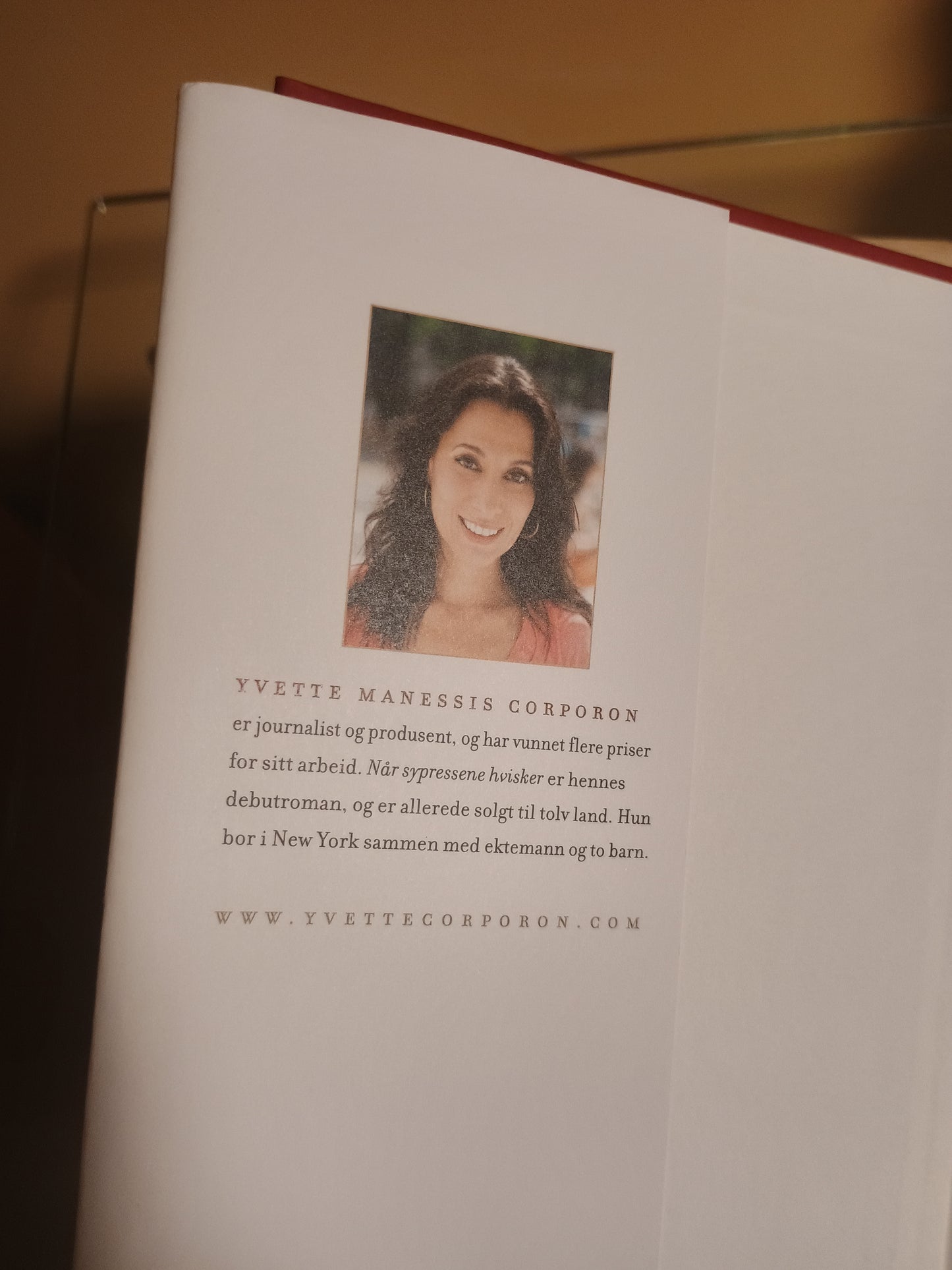 Når sypressene hvisker, Yvette Manessis Corporon