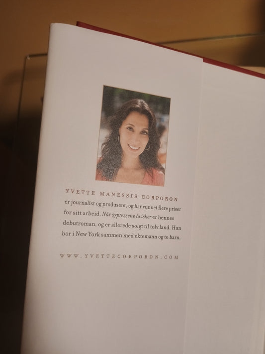 Når sypressene hvisker, Yvette Manessis Corporon