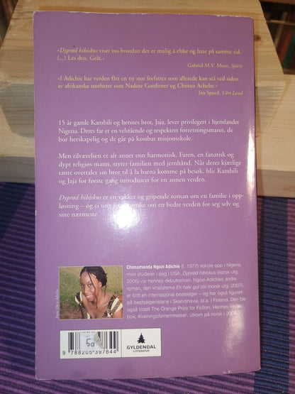 Dyprød hibiskus, Chimamanda Ngozi Adichie