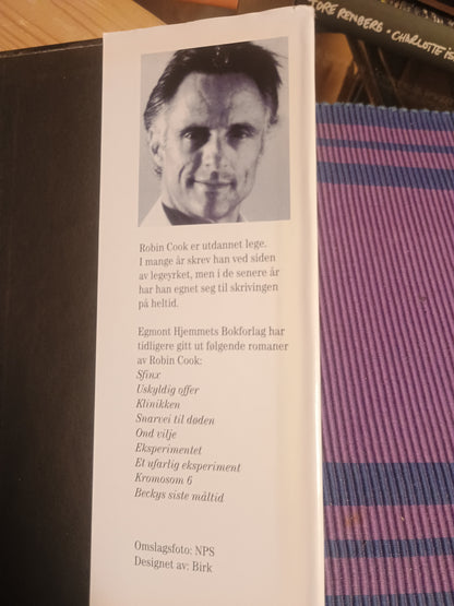 Drevet av hat, Robin Cook