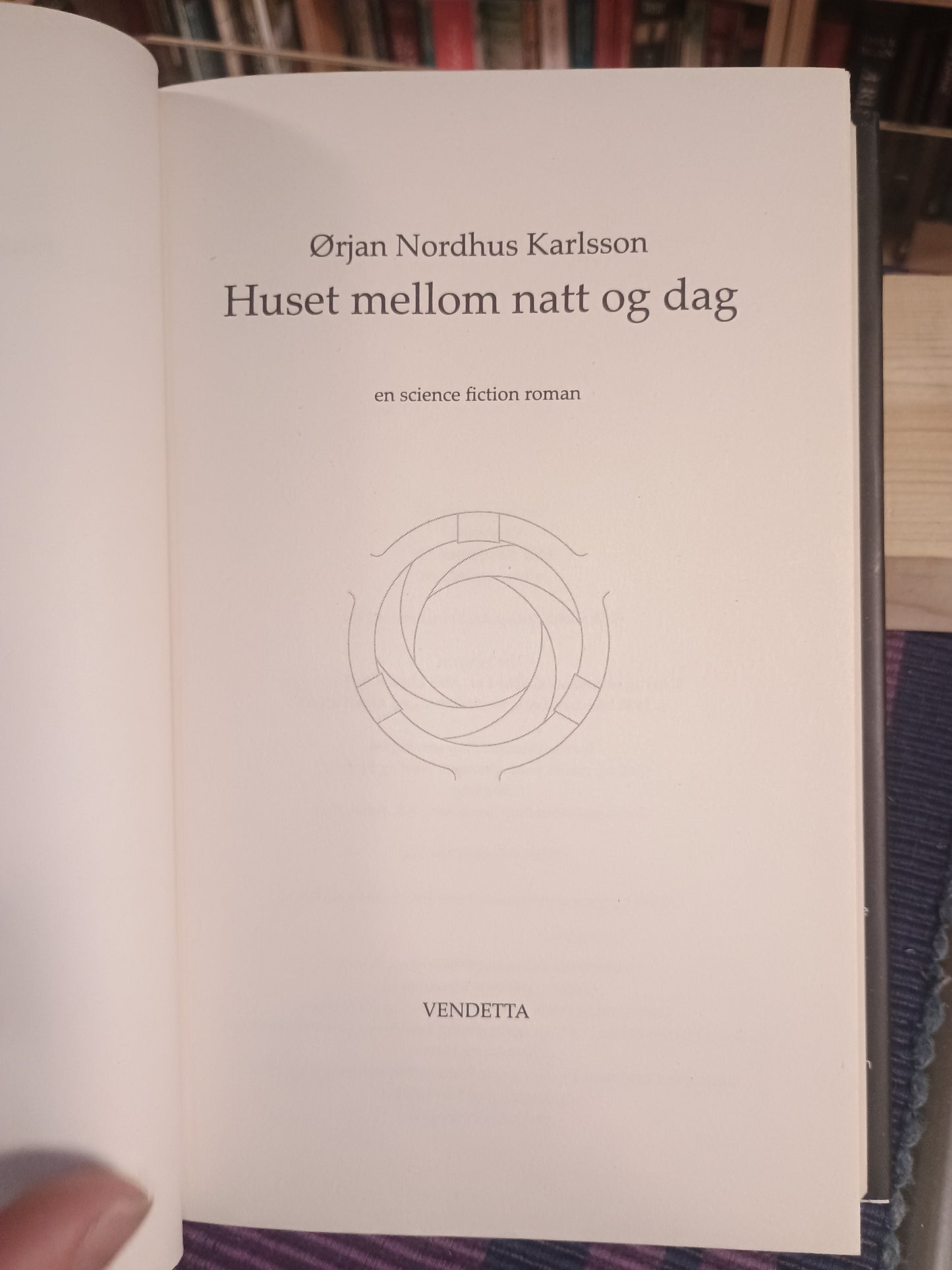 Huset mellom natt og dag, Ørjan Nordhus Karlsson