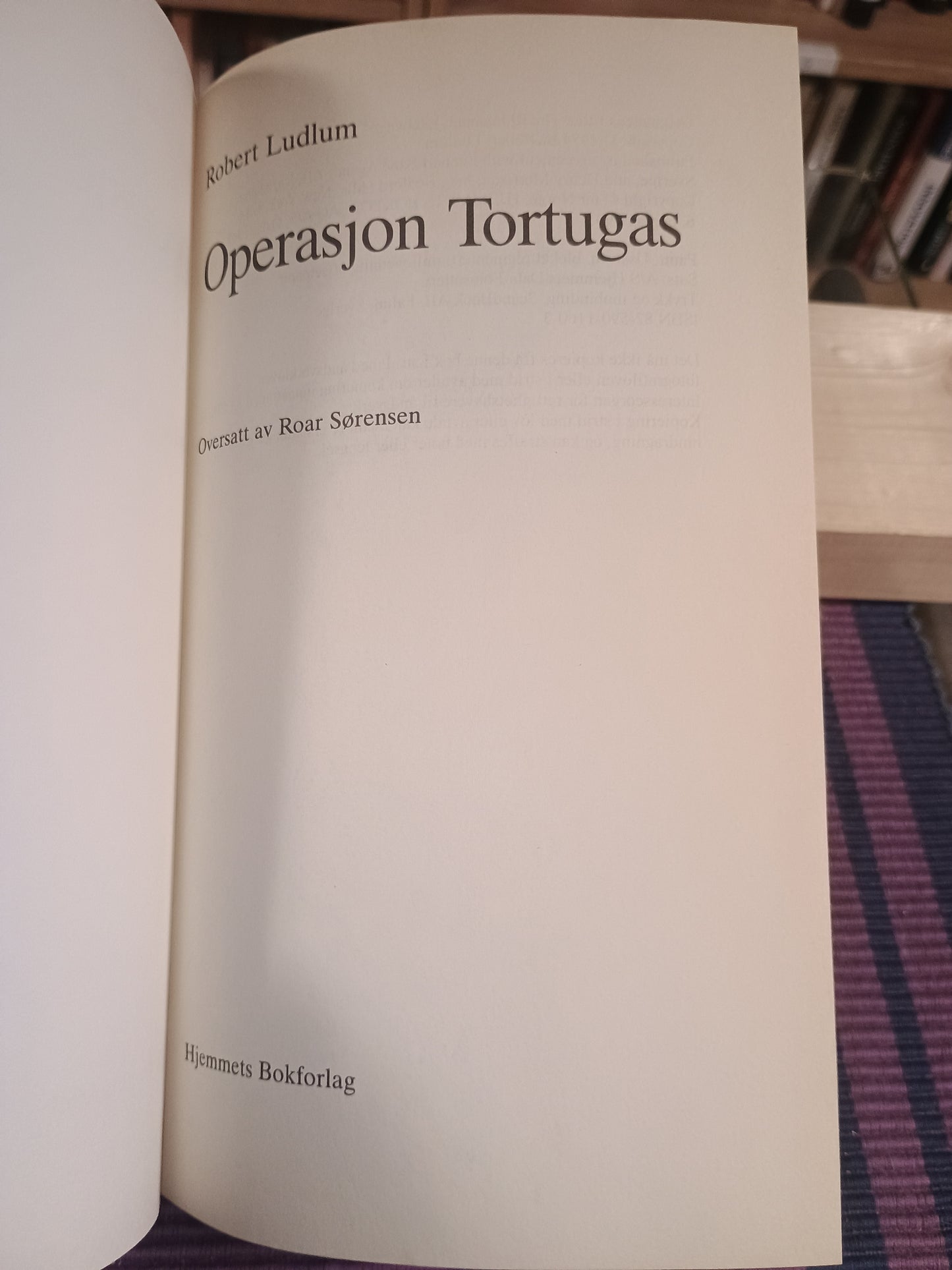 Operasjon Tortugas, Robert Ludlum