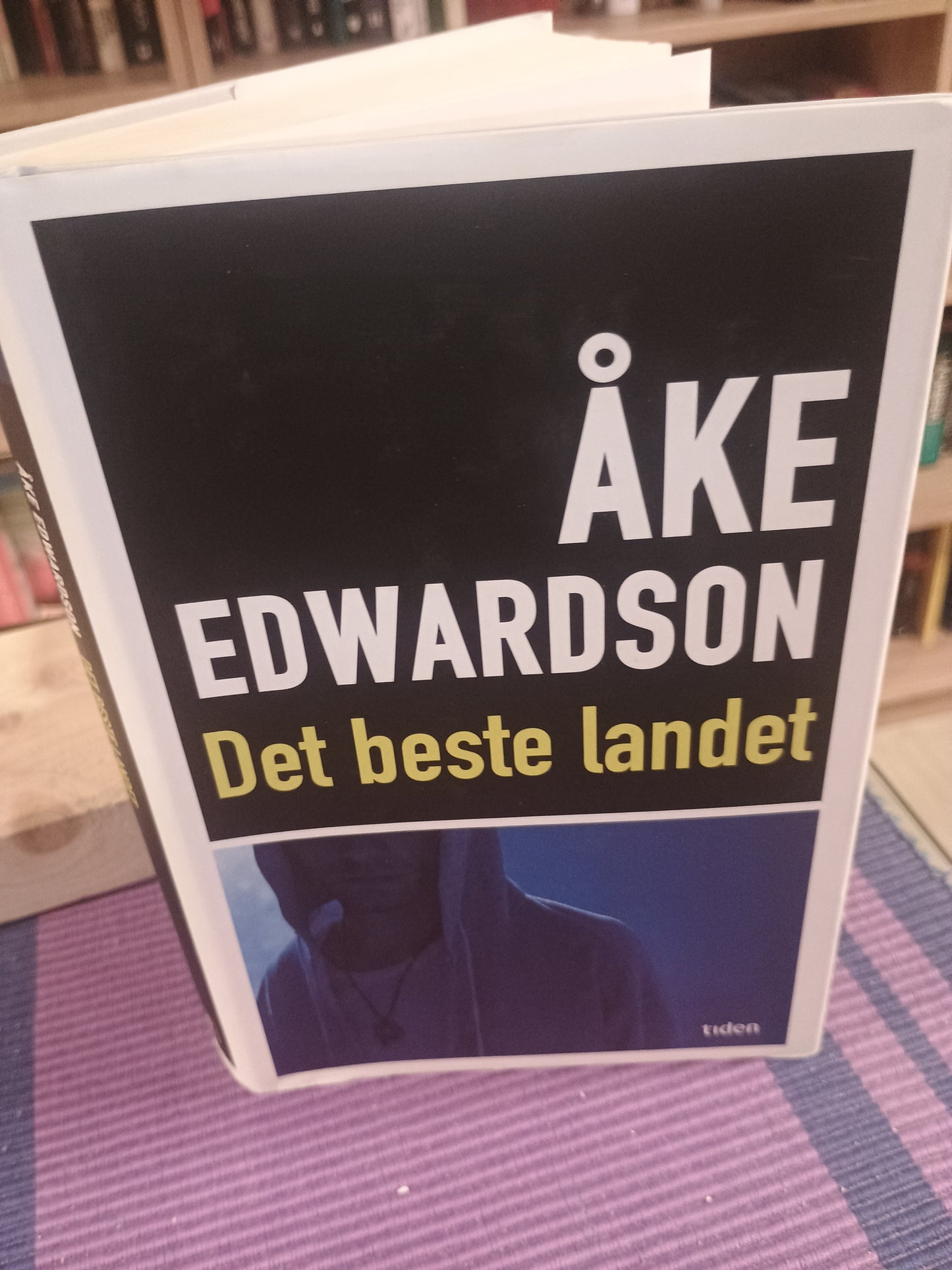 Det beste landet, Åke Edwardson