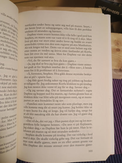 Når sypressene hvisker, Yvette Manessis Corporon