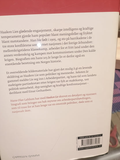 Haakon Lie: Historien, Mytene og Mennesket, Hans Olav Lahlum