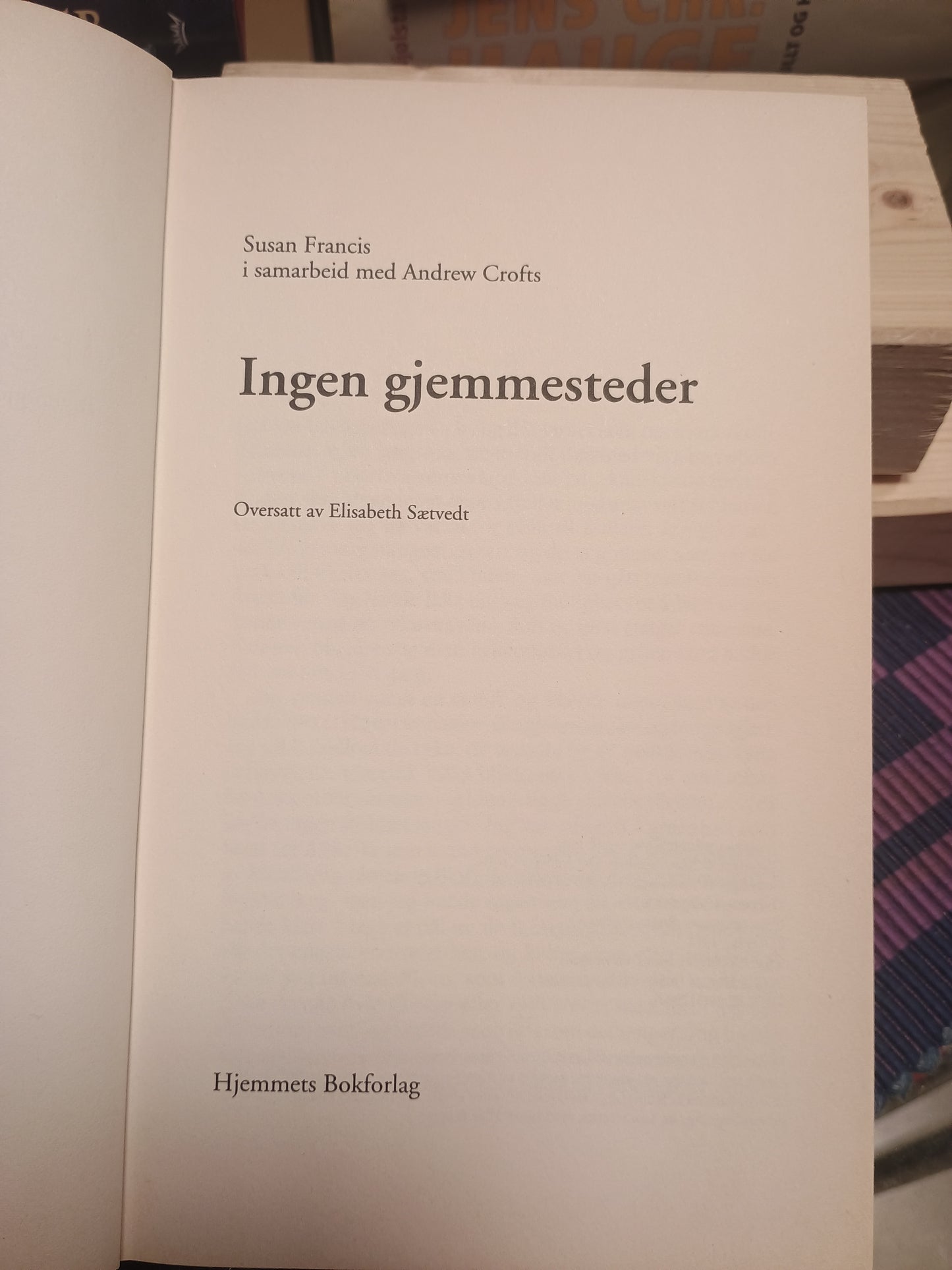 Ingen gjemmesteder, Susan Francis og Andrew Crofts