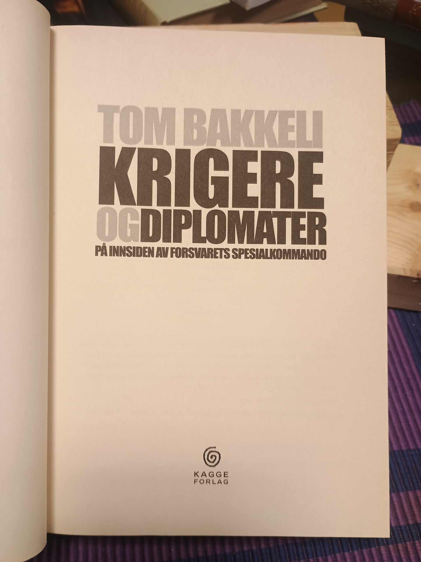 Krigere og diplomater, Tom Bakkeli