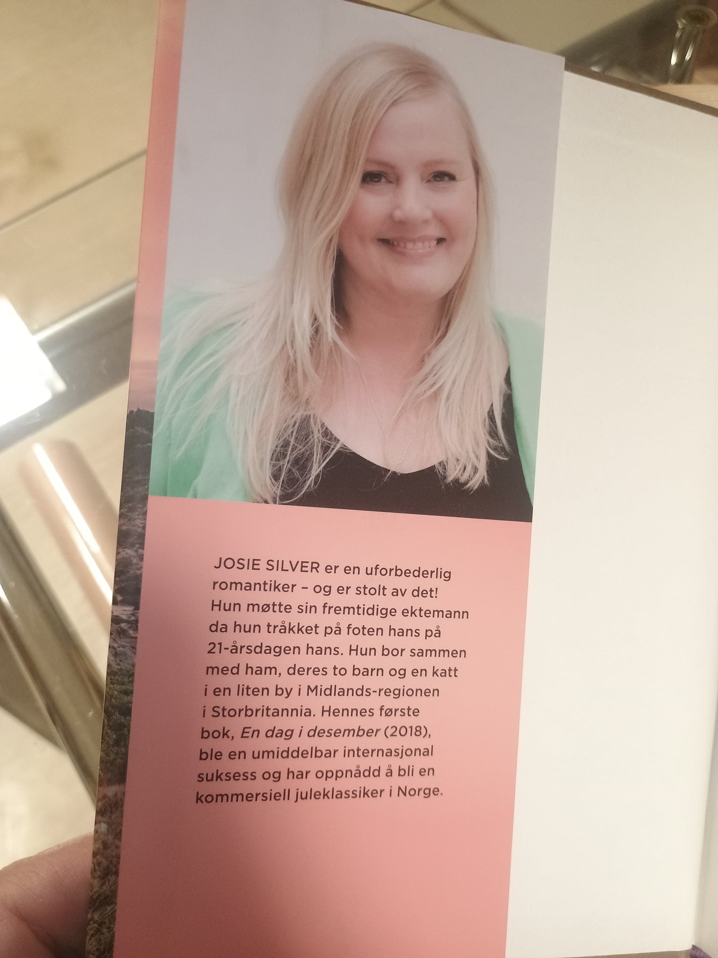 En kveld på øya, Josie Silver