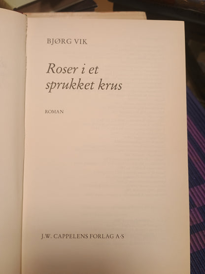 Roser i et sprukket krus, Bjørg Vik