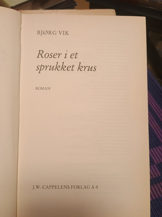 Roser i et sprukket krus, Bjørg Vik