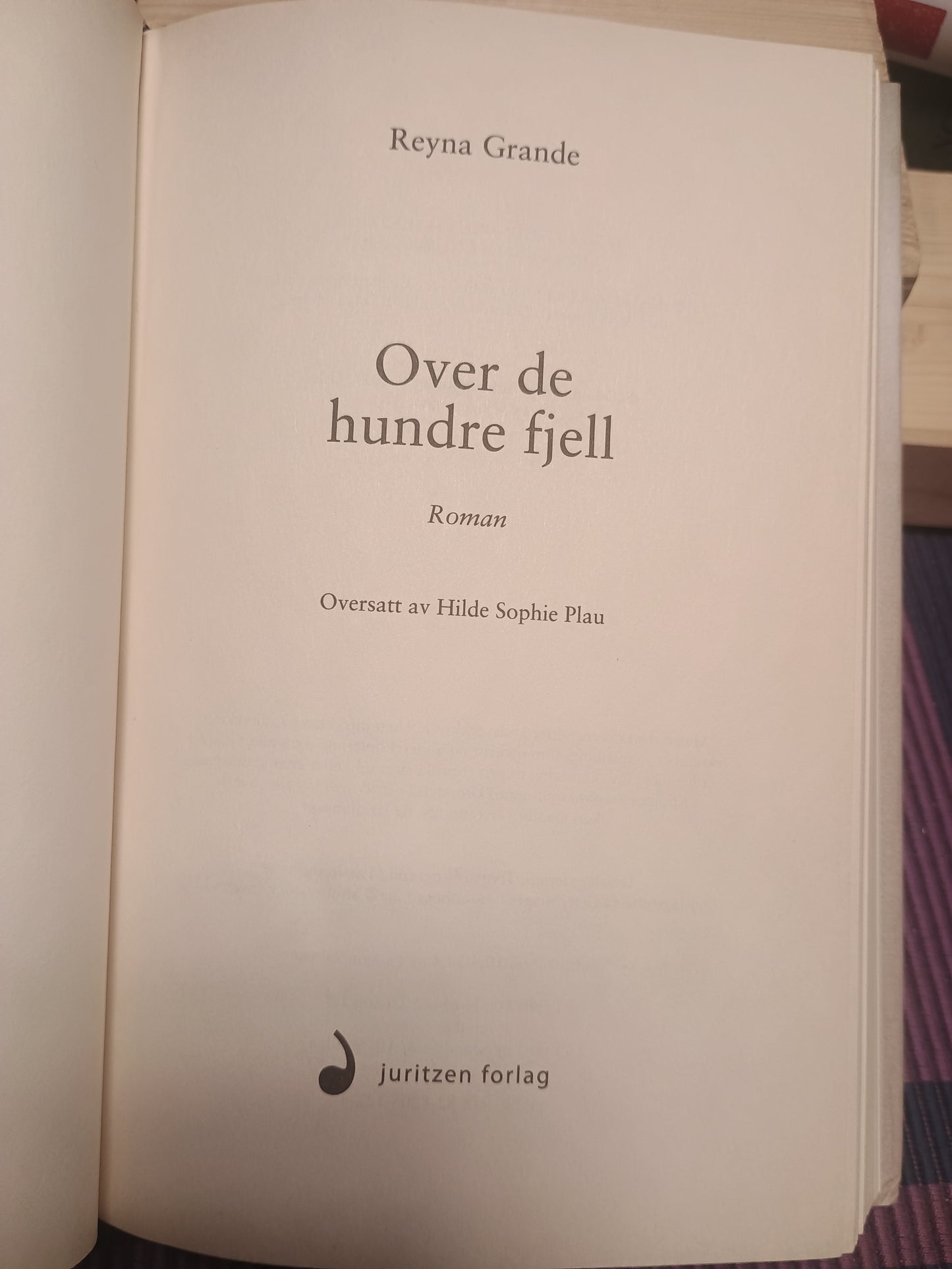 Over de hundre fjell, Reyna Grande
