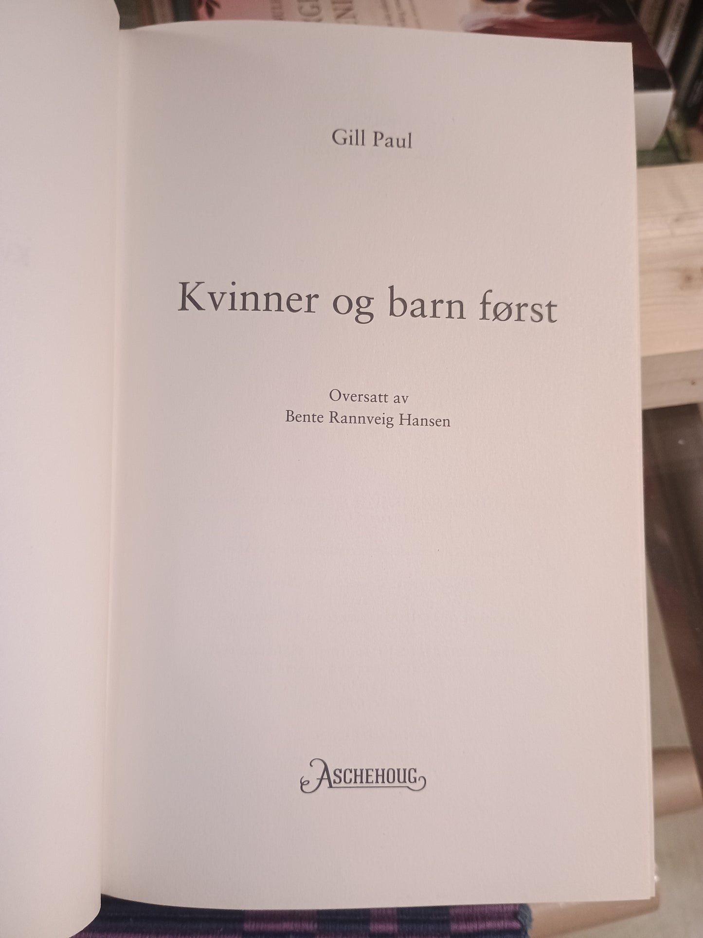Kvinner og barn først, Gill Paul