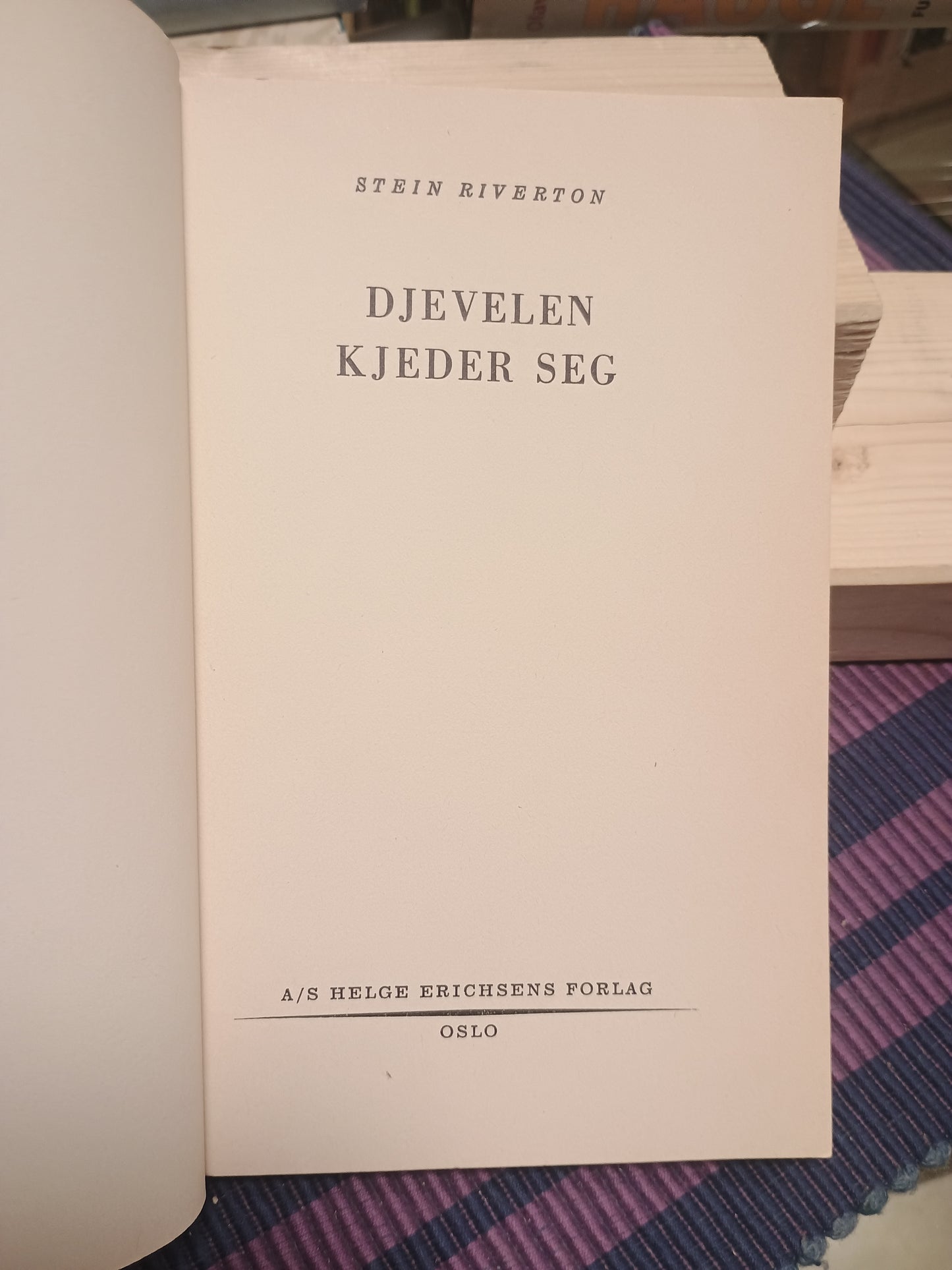 Djevelen kjeder seg, Stein Riverton