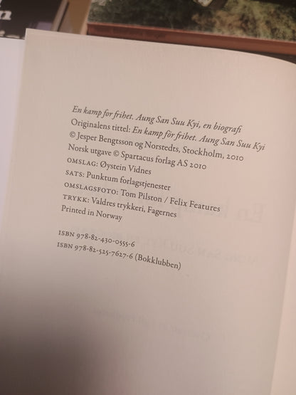 En kamp for frihet: Aung San Suu Kyi, en biografi, Jesper Bengtsson