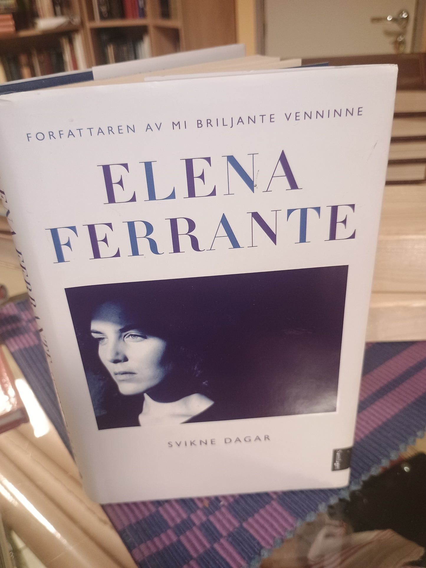Svikne dagar, Elena Ferrante