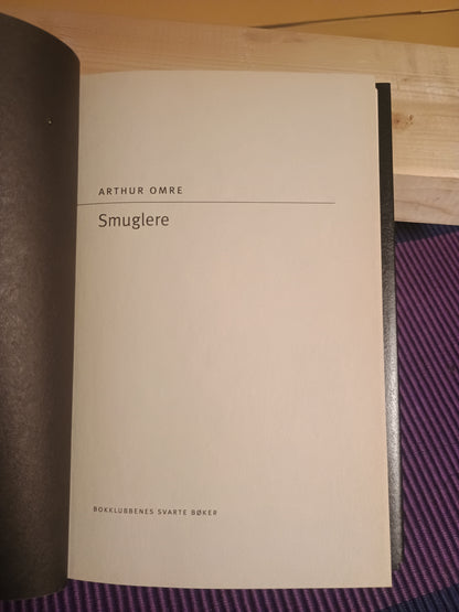 Smuglere, Arthur Omre