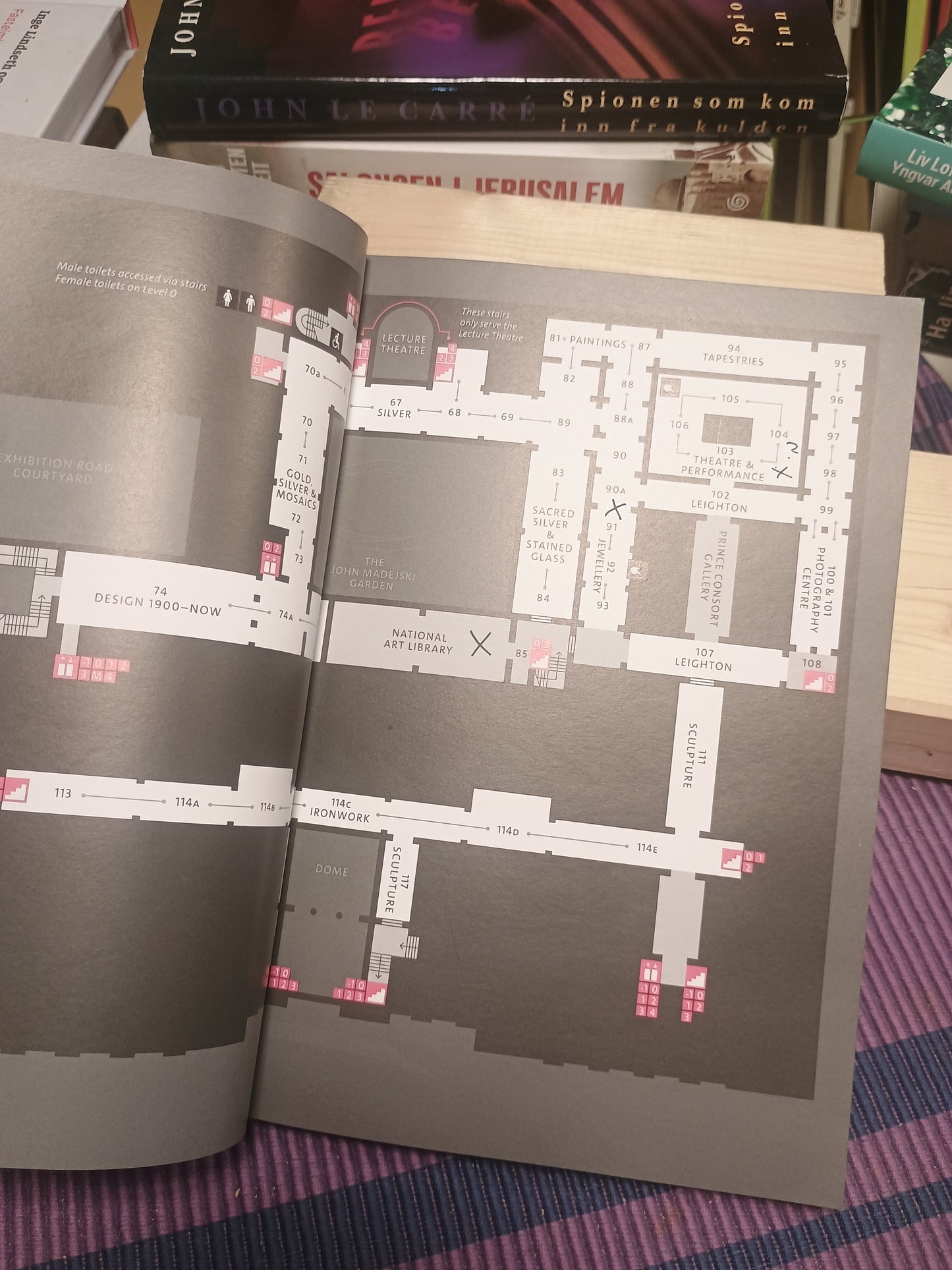 V & A South Kensington: Guidebook