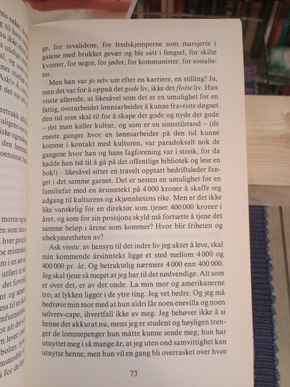 Sangen om den røde rubin, Agnar Mykle