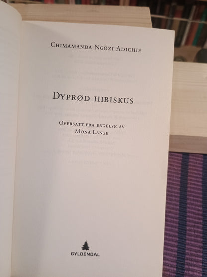 Dyprød hibiskus, Chimamanda Ngozi Adichie