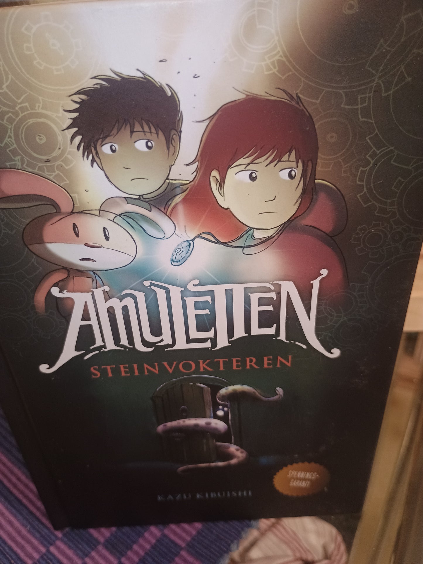 Amuletten: Steinvokteren, Kazu Kibuishi