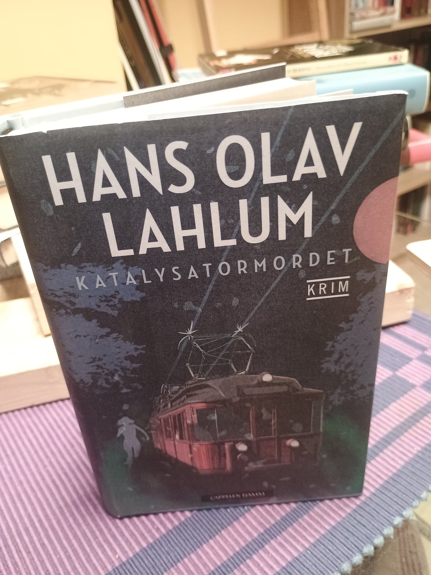 Katalysator mordet, Hans Olav Lahlum