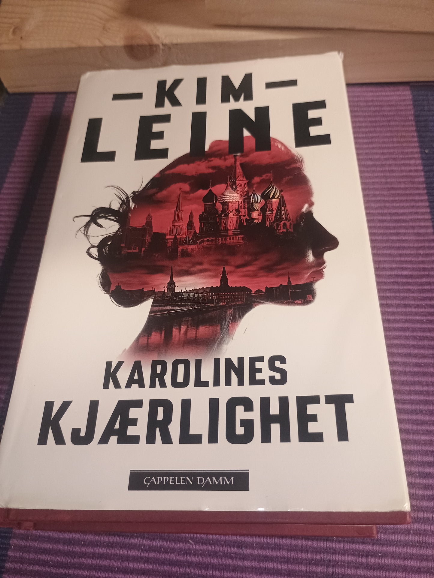 Karolines kjærlighet, Kim Leine