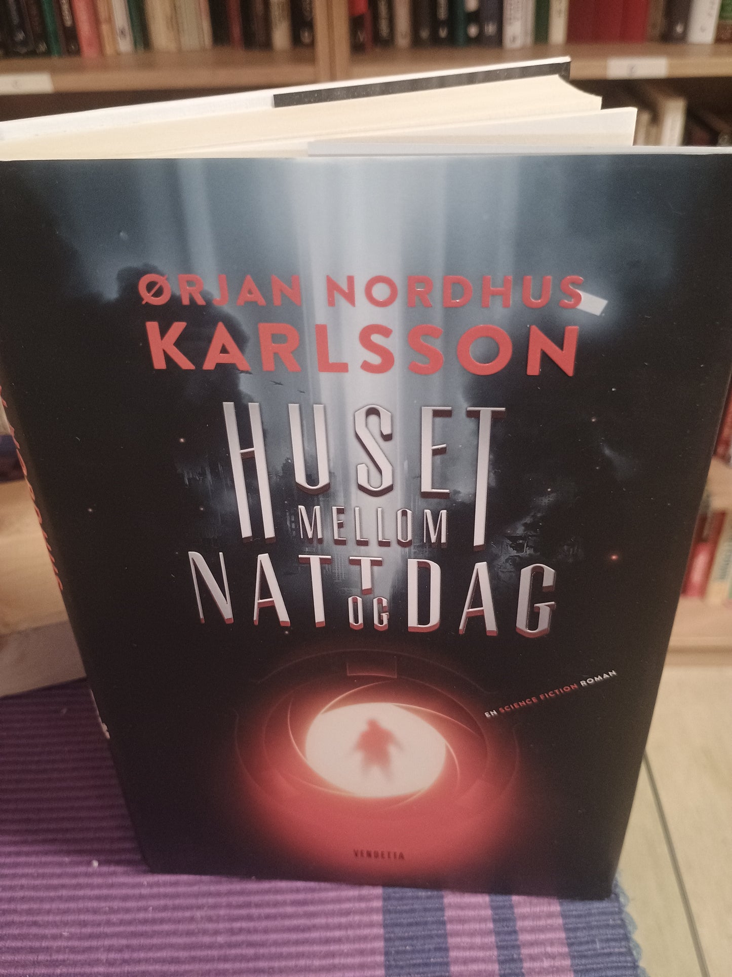 Huset mellom natt og dag, Ørjan Nordhus Karlsson