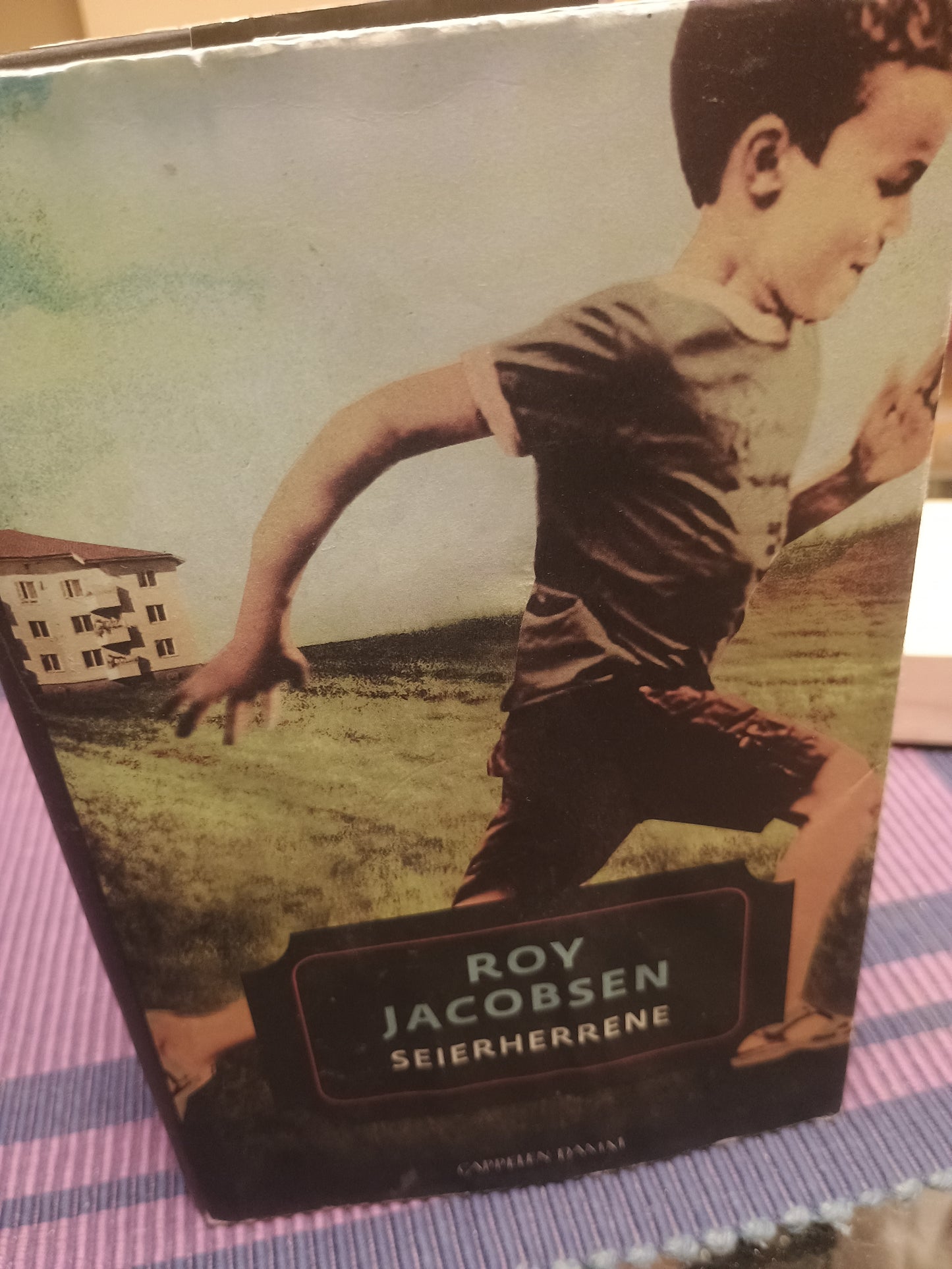 Seierherrene, Roy Jacobsen