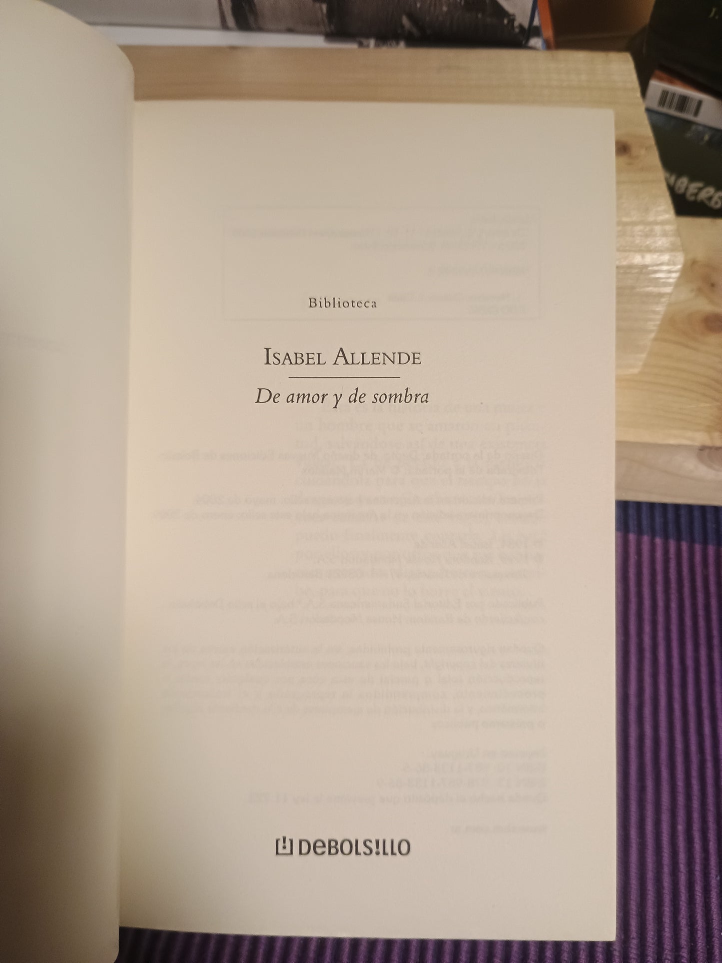 De amor y de sombra, Isabel Allende