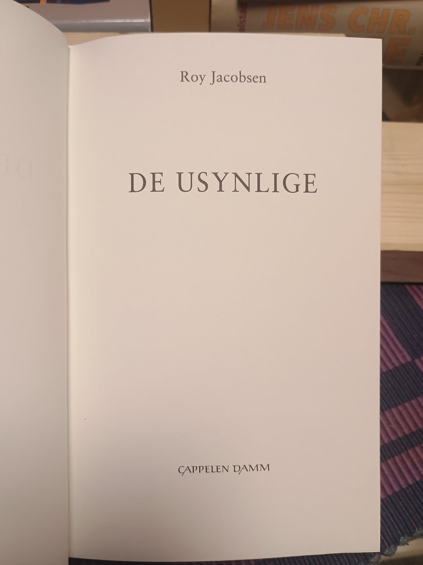 De usynlige, Roy Jacobsen