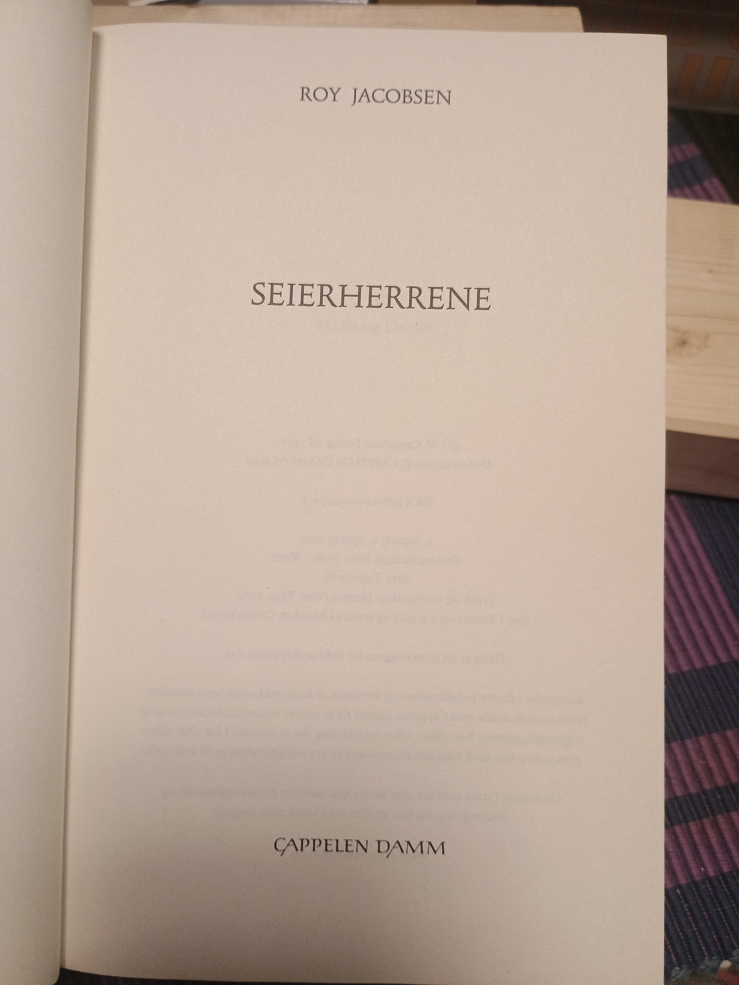 Seierherrene, Roy Jacobsen
