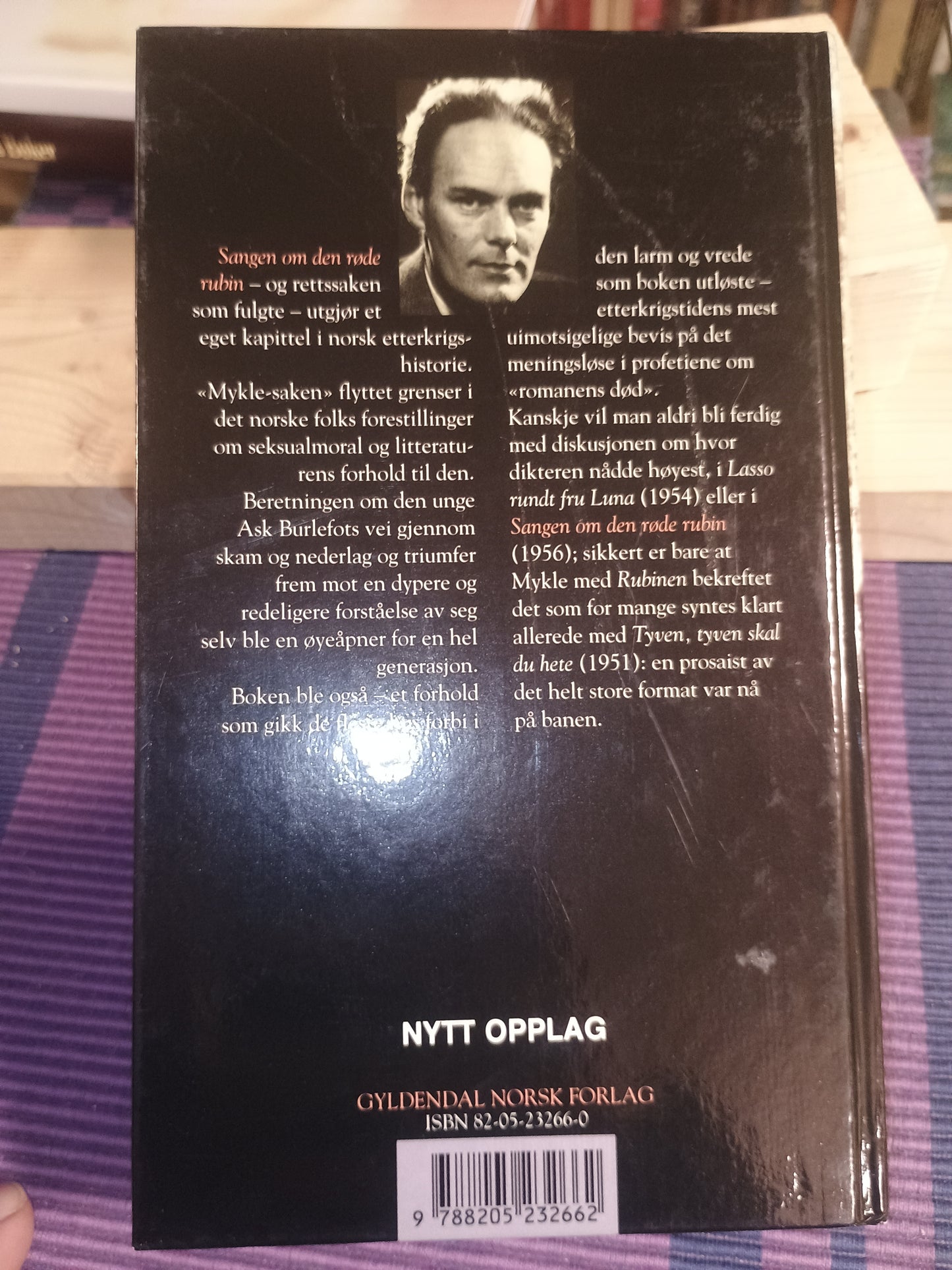 Sangen om den røde rubin, Agnar Mykle